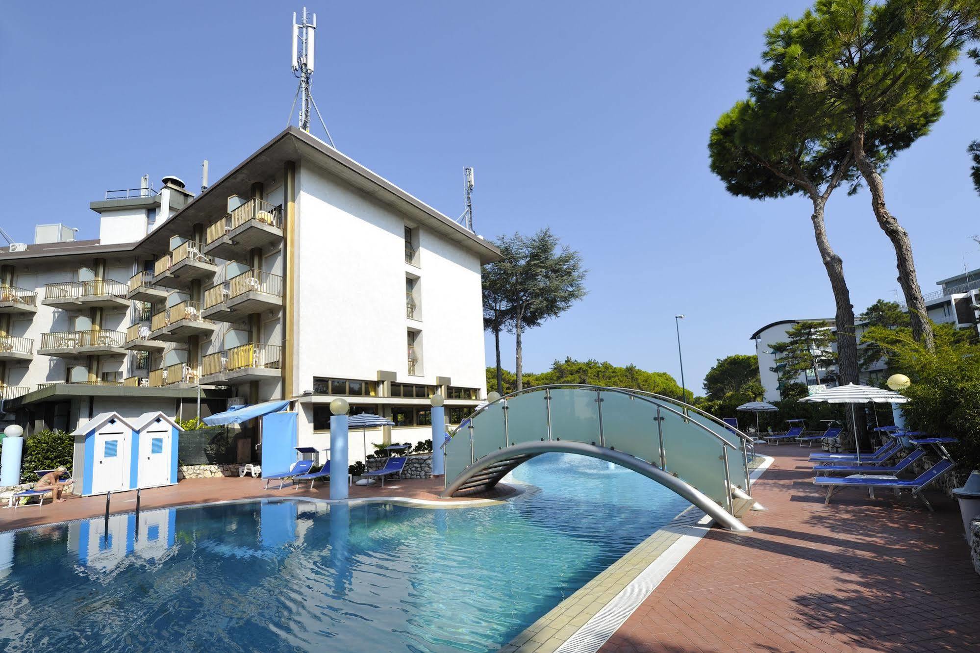 Hotel Vina De Mar Lignano Sabbiadoro Exterior photo